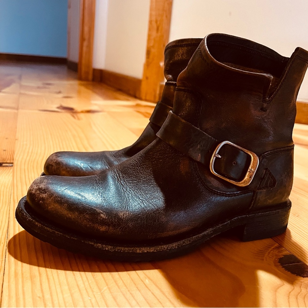 Like new authentic Frye Veronica Bootie in antique black